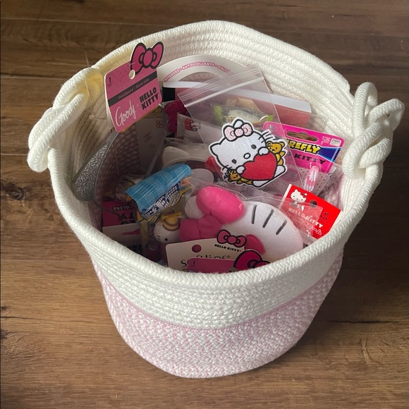 One Left! FREE SHIPPING (NWT) ULTIMATE HELLO KITTY GIFT BASKET!! - Picture 3 of 13